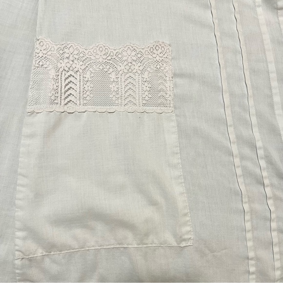 Vintage Henson Kickernick Lace Collared Nightgown with Lace Pockets and Pintuck. - Picture 8 of 9